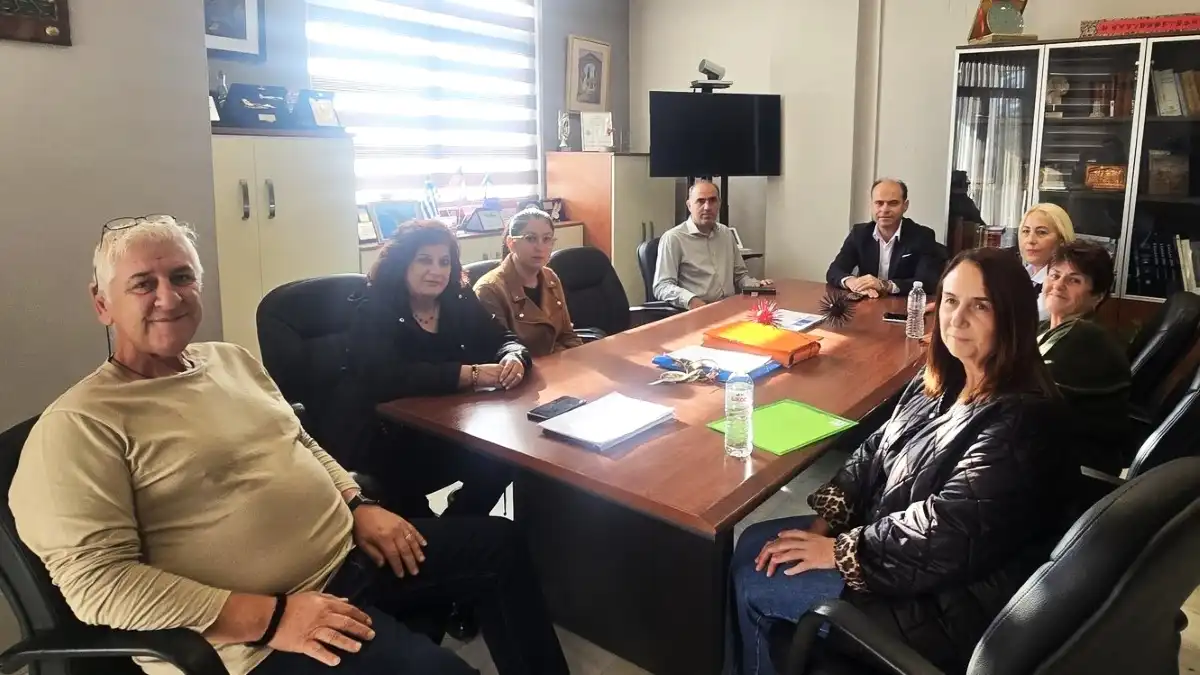 Σχολικές καθαρίστριες Άρτας: Τα αιτήματα στον Σιαφάκα και το ζήτημα της χρηματοδότησης