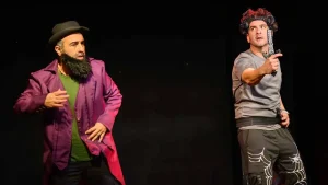 Η κωμωδία «Τρία σανίδια, δύο πρόσωπα, ένα πάθος» στη Θεατρική Συμπαιγνία