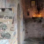 Ζαγόρι: Ονόματα και χρονολογίες χαραγμένα πάνω στις τοιχογραφίες του Αγίου Μηνά στο Μονοδένδρι (φωτογραφίες)