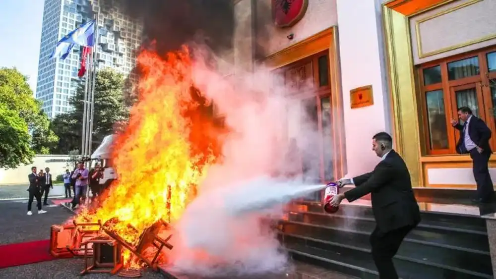 Ευρώπη σε αναβρασμό: Επεισόδια στα Τίρανα, 135 προσαγωγές στη Γαλλία και 25.000 διαδηλωτές στη Μαδρίτη (βίντεο)