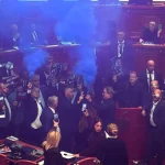 Χάος στο κοινοβούλιο της Αλβανίας: Βουλευτές άναψαν καπνογόνα εν μέσω αντικυβερνητικών διαδηλώσεων (βίντεο)