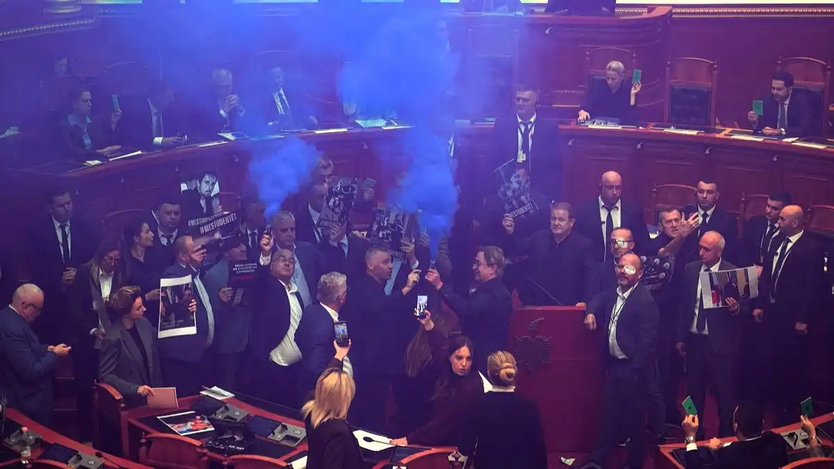 Χάος στο κοινοβούλιο της Αλβανίας: Βουλευτές άναψαν καπνογόνα εν μέσω αντικυβερνητικών διαδηλώσεων (βίντεο)