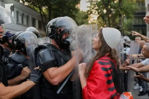 Αλβανία: Επεισόδια στα Τίρανα – Φοιτητές πέταξαν τούβλα στο υπουργείο Παιδείας
