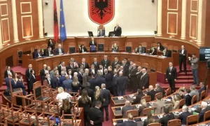 Αλβανία: Άγρια επεισόδια μέσα στο Κοινοβούλιο – Συγκρούσεις κυβέρνησης και αντιπολίτευσης (βίντεο)