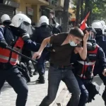 Συνεχίζονται οι συγκρούσεις διαδηλωτών με την αστυνομία στο κέντρο των Τιράνων