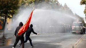 Αλβανία: Συνεχίζονται για τρίτη ημέρα οι συγκρούσεις μεταξύ διαδηλωτών και αστυνομικών