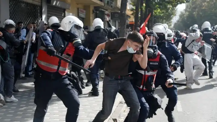 Συνεχίζονται οι συγκρούσεις διαδηλωτών με την αστυνομία στο κέντρο των Τιράνων