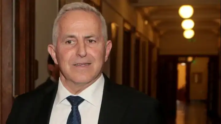 Και επίσημα στην Κοινοβουλευτική Ομάδα του ΠΑΣΟΚ ο Ευάγγελος Αποστολάκης
