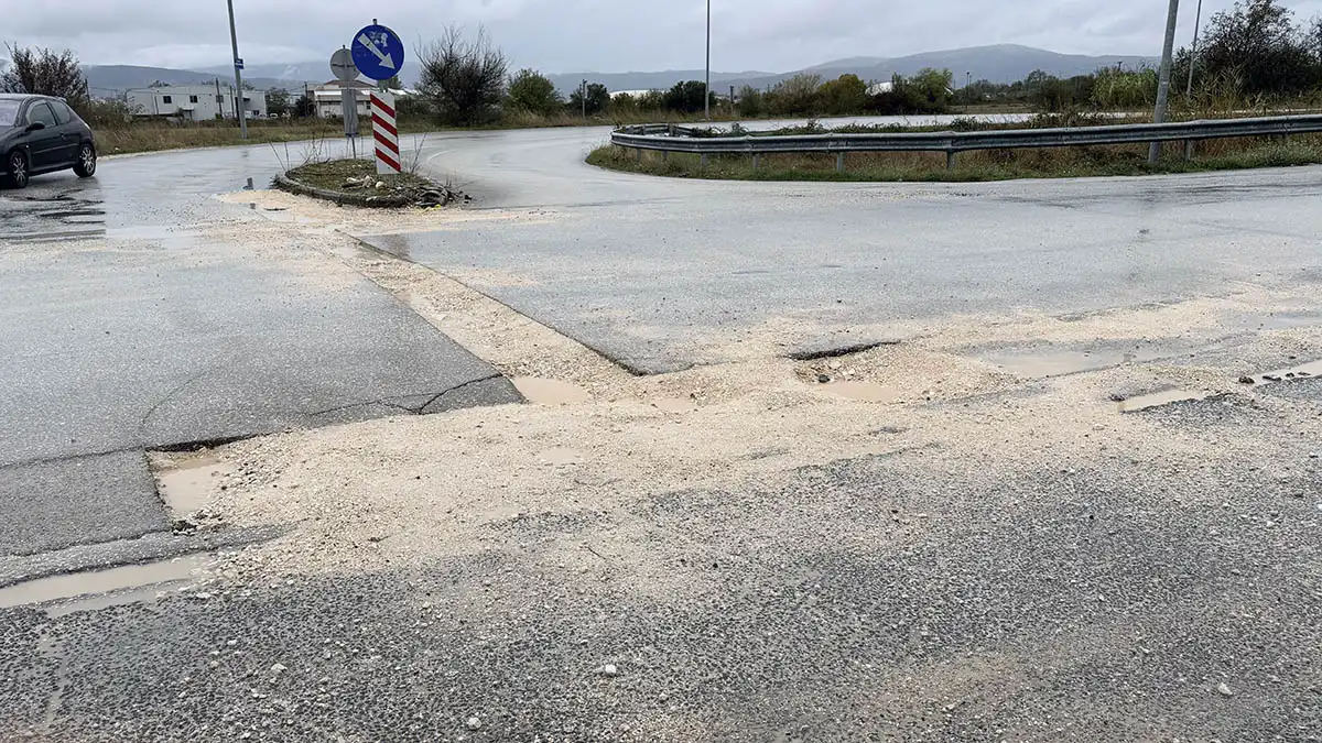Ιωάννινα: Λακκούβες «κρατήρες» στην οδό Ασημακοπούλου – Καταγγελίες κατοίκων για ζημιές σε οχήματα (βίντεο)