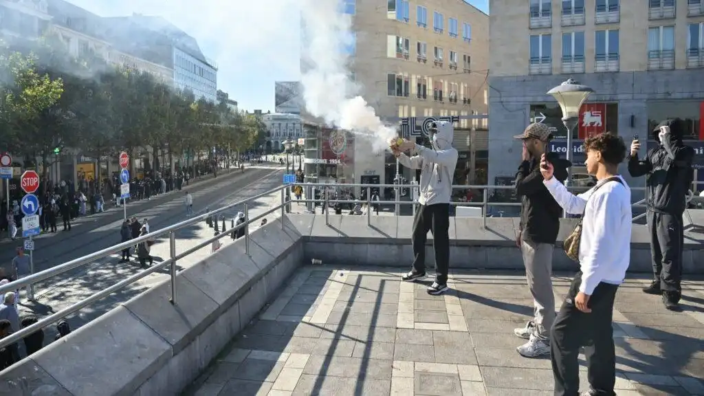 Βρυξέλλες: Συγκρούσεις διαδηλωτών με την αστυνομία για την εκπαίδευση (βίντεο)