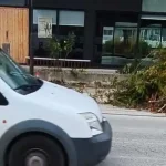 Κομμένα κλαδιά κλείνουν το πεζοδρόμιο κοντά στο 3ο Δημοτικό Σχολείο Ανατολής – Διαμαρτυρία γονέων δύο μήνες μετά τον τραυματισμό μαθήτριας