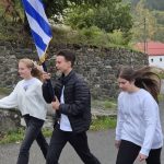 Δίστρατο Κόνιτσας: Το σχολείο έκλεισε, αλλά τρία παιδιά επέστρεψαν για να παρελάσουν την 28η Οκτωβρίου (βίντεο)