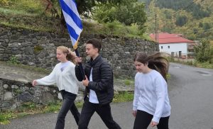 Δίστρατο Κόνιτσας: Το σχολείο έκλεισε, αλλά τρία παιδιά επέστρεψαν για να παρελάσουν την 28η Οκτωβρίου (βίντεο)