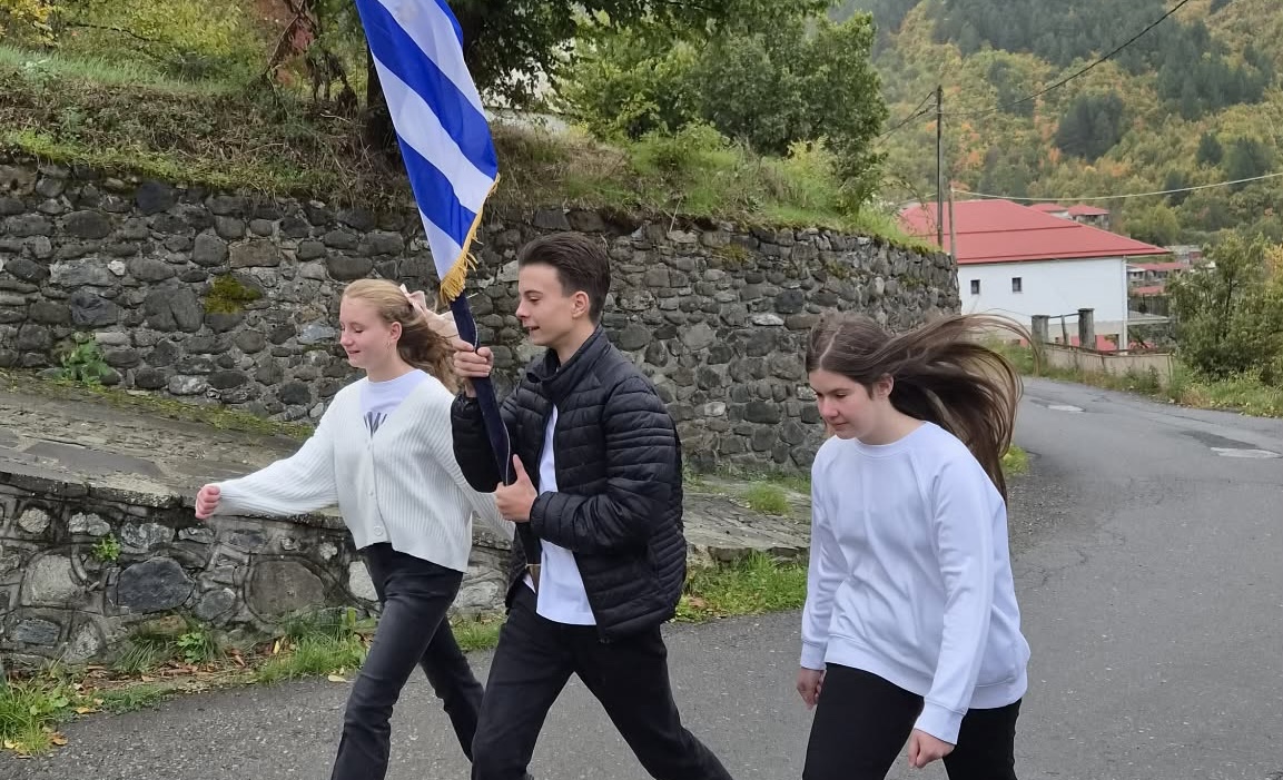 Δίστρατο Κόνιτσας: Το σχολείο έκλεισε, αλλά τρία παιδιά επέστρεψαν για να παρελάσουν την 28η Οκτωβρίου (βίντεο)
