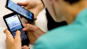 Social media: Τι αλλάζει από το 2027 για τα παιδιά κάτω των 15 ετών – Οι ανησυχίες για τις επιπτώσεις της απαγόρευσης