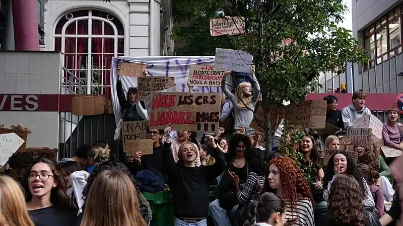 Γαλλία: Νέος γύρος μαθητικών διαδηλώσεων – Πάνω από 5.000 συλλήψεις και εκατοντάδες τραυματίες (βίντεο)