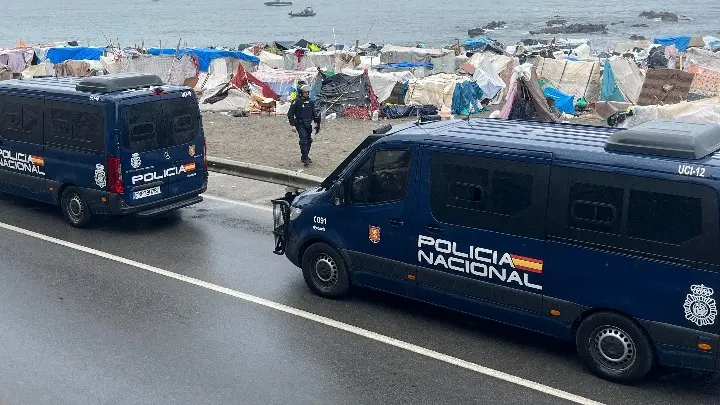 Ισπανία: Απομακρύνθηκαν 3.000 μετανάστες από αυτοσχέδιο καταυλισμό στη Θέουτα