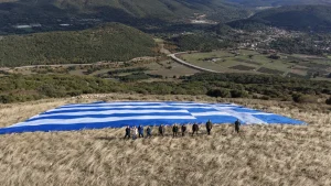 Καλπάκι: Η μεγάλη ελληνική σημαία υψώθηκε στον Προφήτη Ηλία για την 28η Οκτωβρίου