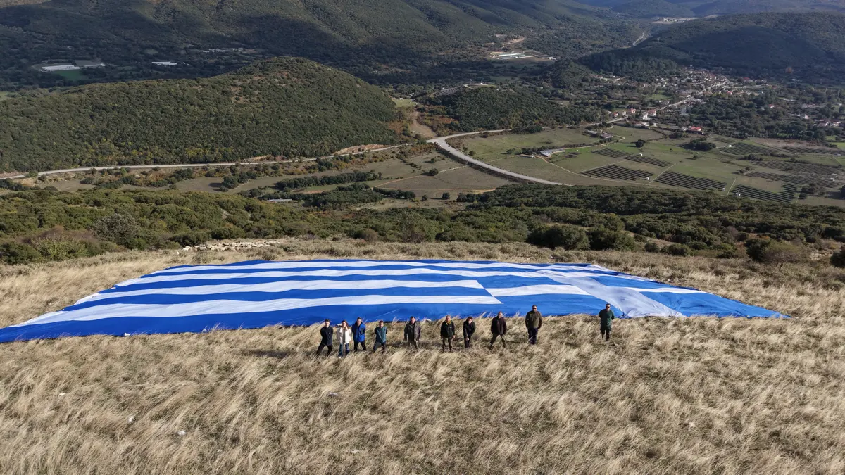 Καλπάκι: Η μεγάλη ελληνική σημαία υψώθηκε στον Προφήτη Ηλία για την 28η Οκτωβρίου