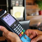 Πληρωμές με κάρτα: 1,4 δισ. συναλλαγές σε έξι μήνες – Ποιοι πληρώνουν τις απάτες
