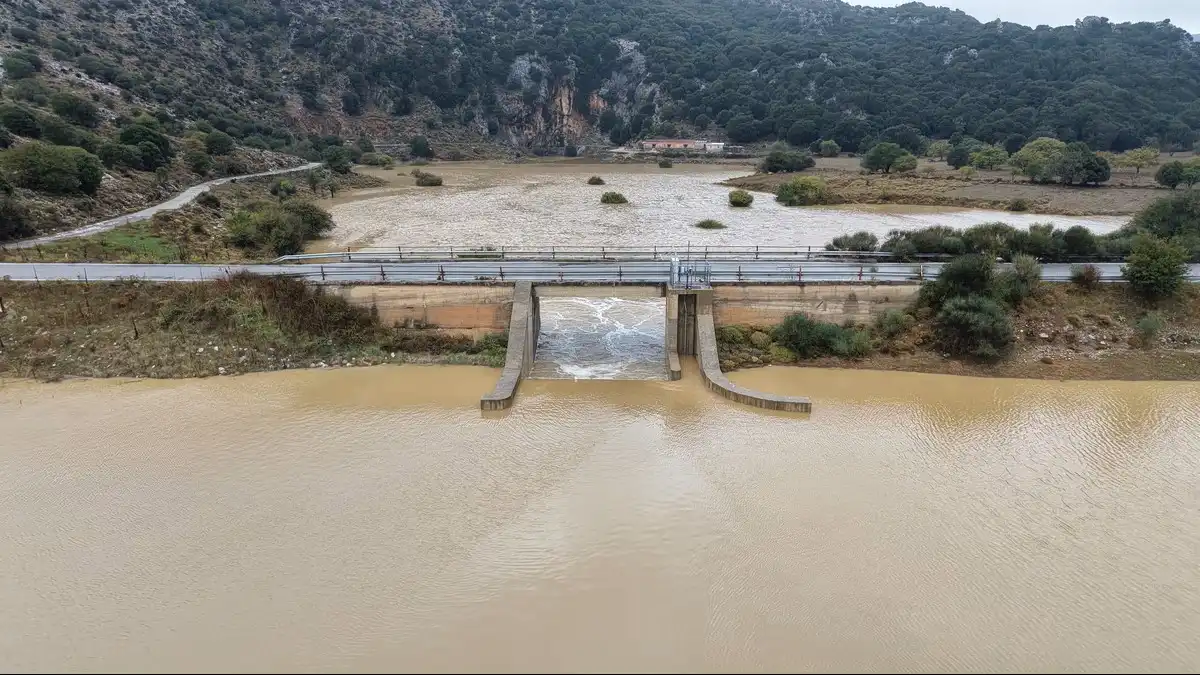Κρήτη: Στο έλεος της κακοκαιρίας ξανά – Υπερχείλισε χείμαρρος στα Ζωνιανά, 112 για τον Μυλοπόταμο (video)