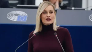 Τι απαντά η Ελεονώρα Μελέτη για τη δήλωση περί εργοδοτών που «εκβιάζονται από αντιεπαγγελματίες εργαζόμενους» (βίντεο)
