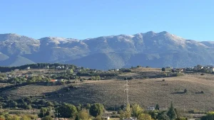 Μιτσικέλι: Λίγο αλλά… χιόνι! Οι κορυφές ντύθηκαν στα λευκά