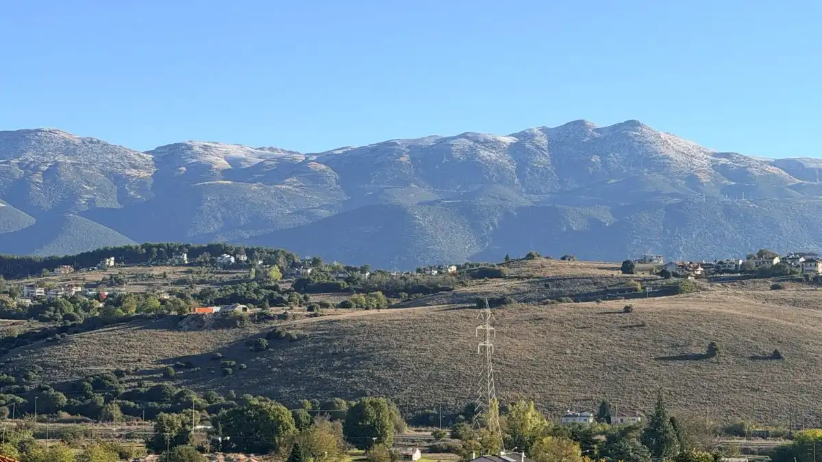 Μιτσικέλι: Λίγο αλλά… χιόνι! Οι κορυφές ντύθηκαν στα λευκά