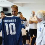 Στην Εθνική ποδοσφαίρου ο Μητσοτάκης πριν από το μεγάλο ματς με τη Γερμανία