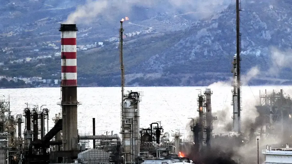 Κορινθία: Έκρηξη στο διυλιστήριο της Motor Oil – Σοβαρά τραυματίες δύο εργαζόμενοι (βίντεο)