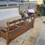 Ιωάννινα: Καναπέδες και έπιπλα καταλαμβάνουν πεζοδρόμιο εδώ και δέκα ημέρες