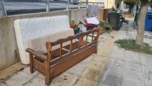 Ιωάννινα: Καναπέδες και έπιπλα καταλαμβάνουν πεζοδρόμιο εδώ και δέκα ημέρες