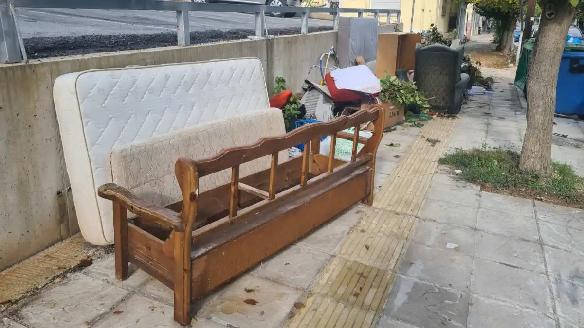 Ιωάννινα: Καναπέδες και έπιπλα καταλαμβάνουν πεζοδρόμιο εδώ και δέκα ημέρες