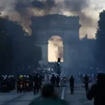 Γαλλία: 1.200 συλλήψεις και 150 τραυματίες αστυνομικοί στις ταραχές – Βολές Λεκορνί κατά της Αριστεράς