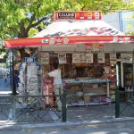 Περίπτερα δύο ταχυτήτων; Οι περιορισμοί στις διαφημίσεις και η σύγκριση με τις στάσεις λεωφορείων