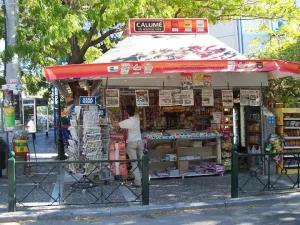Περίπτερα δύο ταχυτήτων; Οι περιορισμοί στις διαφημίσεις και η σύγκριση με τις στάσεις λεωφορείων