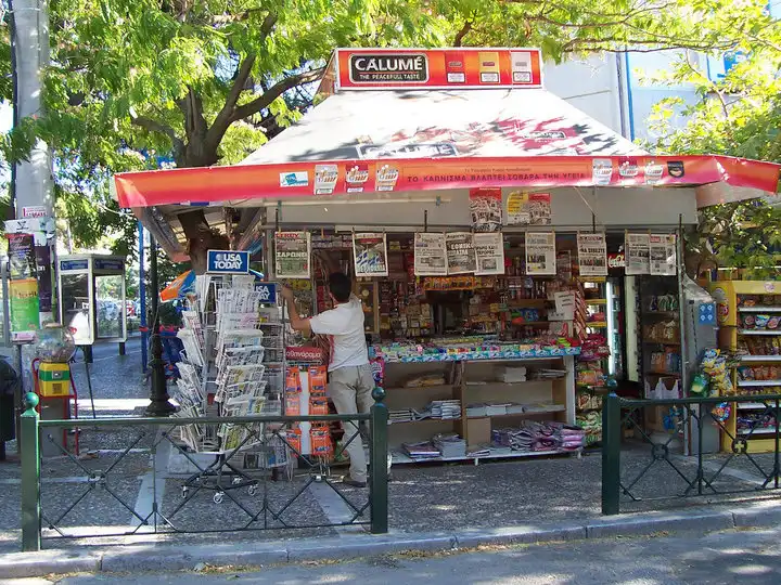 Περίπτερα δύο ταχυτήτων; Οι περιορισμοί στις διαφημίσεις και η σύγκριση με τις στάσεις λεωφορείων