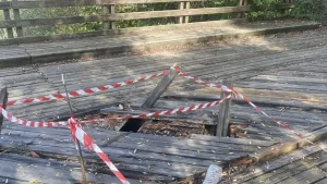 Ιωάννινα: Επικίνδυνη φθορά και… πατέντα για προστασία στο ξύλινο γεφυράκι του ποδηλατόδρομου