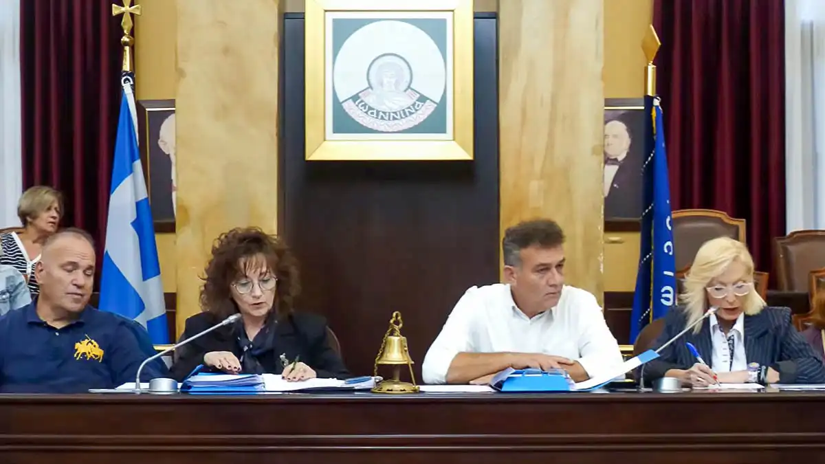 Ο Ευάγγελος Πρέντζας στη θέση του Δημάρχου στη συνεδρίαση του Δημοτικού Συμβουλίου Ιωαννίνων