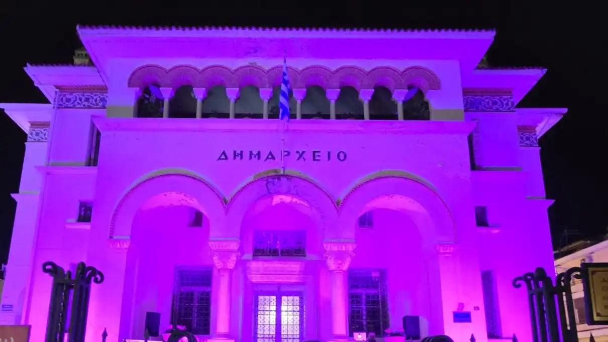 Στα ροζ φωτίστηκε το Δημαρχείο Ιωαννίνων για την πρόληψη του καρκίνου του μαστού