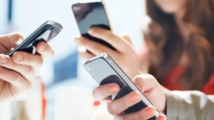 Social media: Όριο τα 15 έτη από το 2027 στην Ελλάδα – Τι αλλάζει για τους ανηλίκους (βίντεο)