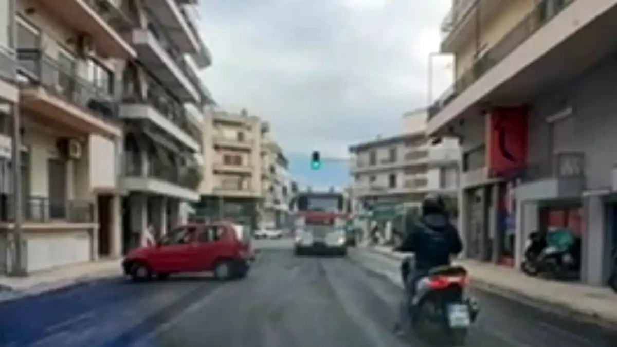 Χάος στην οδό Σουλίου στα Ιωάννινα – Μπαίνουν ελεύθερα τα αυτοκίνητα και στην έξοδο ζητούν αναστροφή