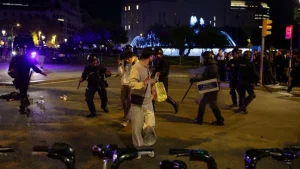 Ισπανία: 128 συλλήψεις μετά από επεισόδια και λεηλασίες στη Βαρκελώνη – 73 ανήλικοι ανάμεσα στους συλληφθέντες