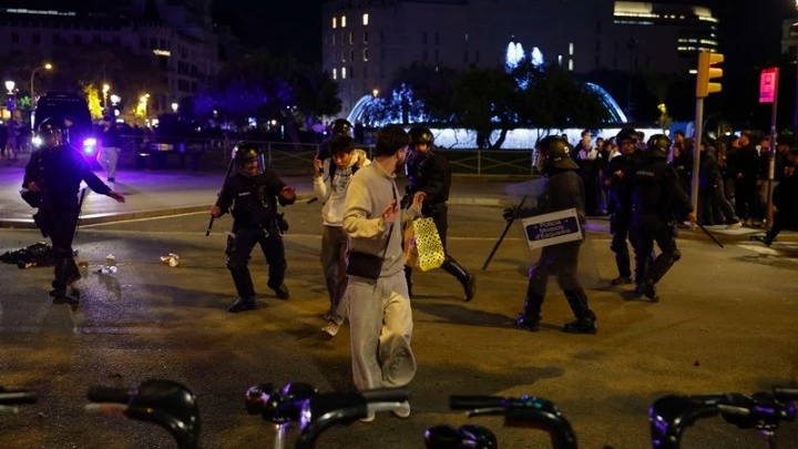 Ισπανία: 128 συλλήψεις μετά από επεισόδια και λεηλασίες στη Βαρκελώνη – 73 ανήλικοι ανάμεσα στους συλληφθέντες