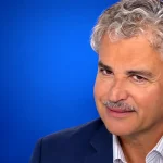 Άρης Σπηλιωτόπουλος: «Άλλαξα look, όχι απόψεις» – Η απάντηση για τα μαλλιά του και τα «τρολάκια του Μητσοτάκη» (βίντεο)