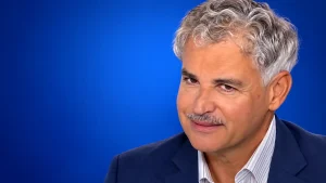 Άρης Σπηλιωτόπουλος: «Άλλαξα look, όχι απόψεις» – Η απάντηση για τα μαλλιά του και τα «τρολάκια του Μητσοτάκη» (βίντεο)