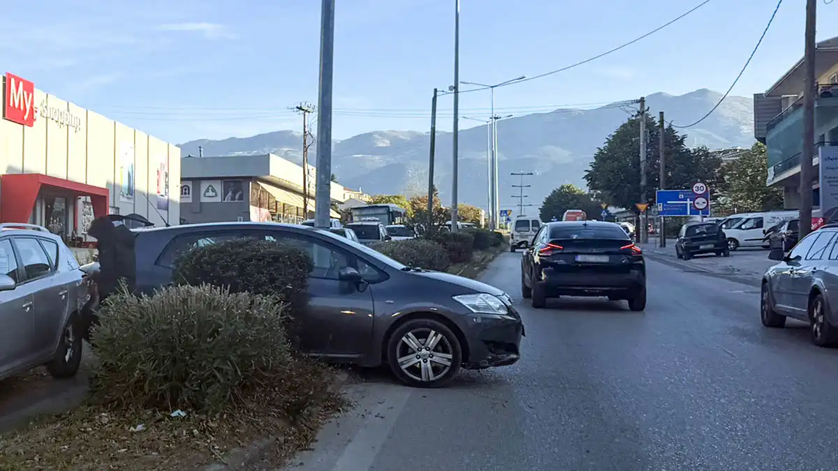 Ιωάννινα: Παρκαρισμένο αυτοκίνητο χωρίς χειρόφρενο, κύλησε στη Δωδώνης και συγκρούστηκε με διερχόμενο όχημα
