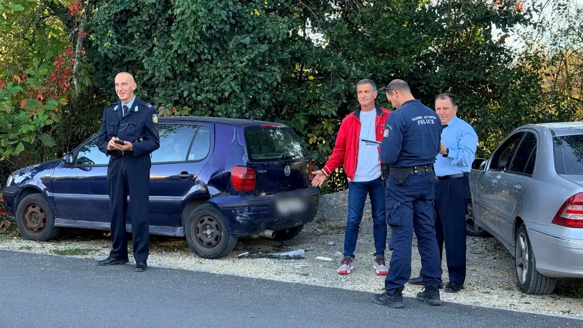 Ιωάννινα: Προσέκρουσε σε σταθμευμένο αυτοκίνητο κοντά στις Φυλακές Σταυρακίου και αποχώρησε (βίντεο)