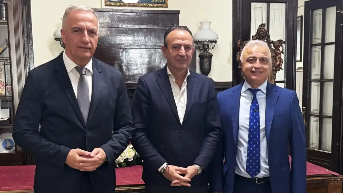 Δήμος Ιωαννιτών: Αιθαλομίχλη, διεθνείς πτήσεις και καινοτομία στην ατζέντα με τους υφυπουργούς Ανάπτυξης